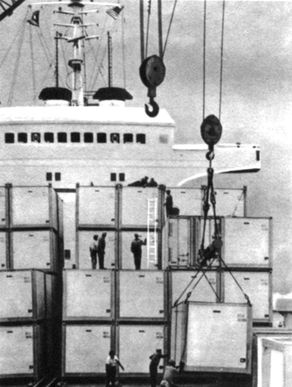Погрузка контейнеров на палубу морского судна